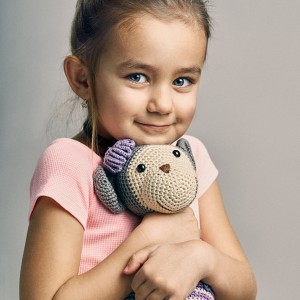fine art portrét dievčatka s háčkovanou hračkou v náručí