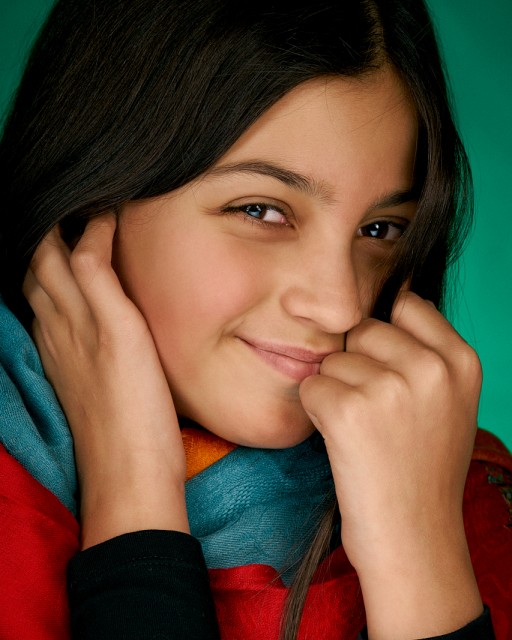 portret dospievajuceho dievcata s farebnymi satkami