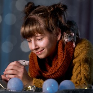 večerná fotka dievčatka držiaceho potkaníkov